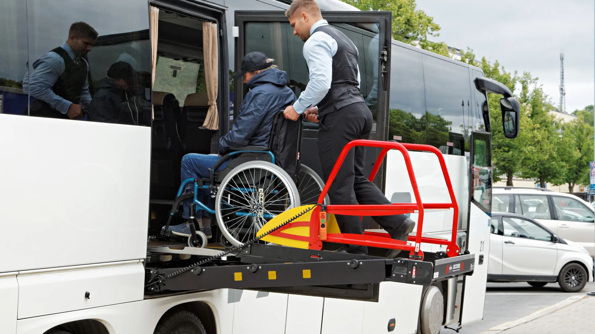 The threshold-free floor makes it easier to move the wheelchair to the bus.